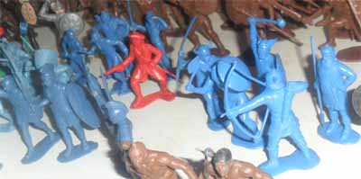 Объемные солдатики в странной цветовой гамме